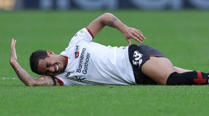  伤兵满营，勒沃库森球员阿图尔被草皮绊住，膝盖严重扭伤 新闻