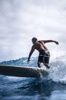 男子潜伏商场通风管道内近9小时，凌晨盗走1885克黄金、6个玉石手镯等商品，总价值达140万余元，案发后仅9小时被抓获_0228151506 新闻