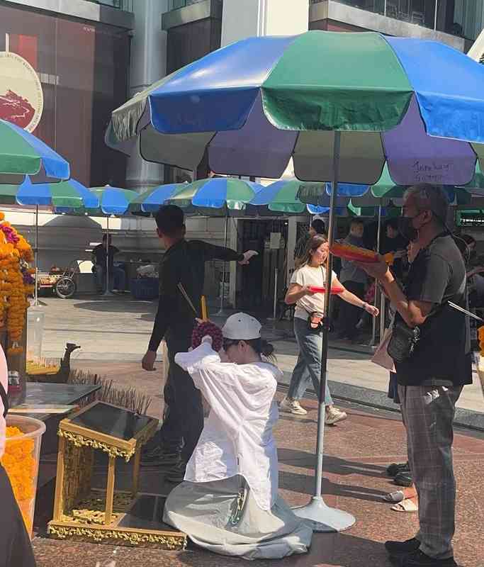  爱是双向奔赴的底气：从曼谷祈愿看戚薇李承铉的幸福密码 情感心理